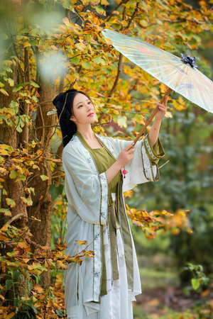 一个脸烧伤的男人和一个家政妇的女人冢本
